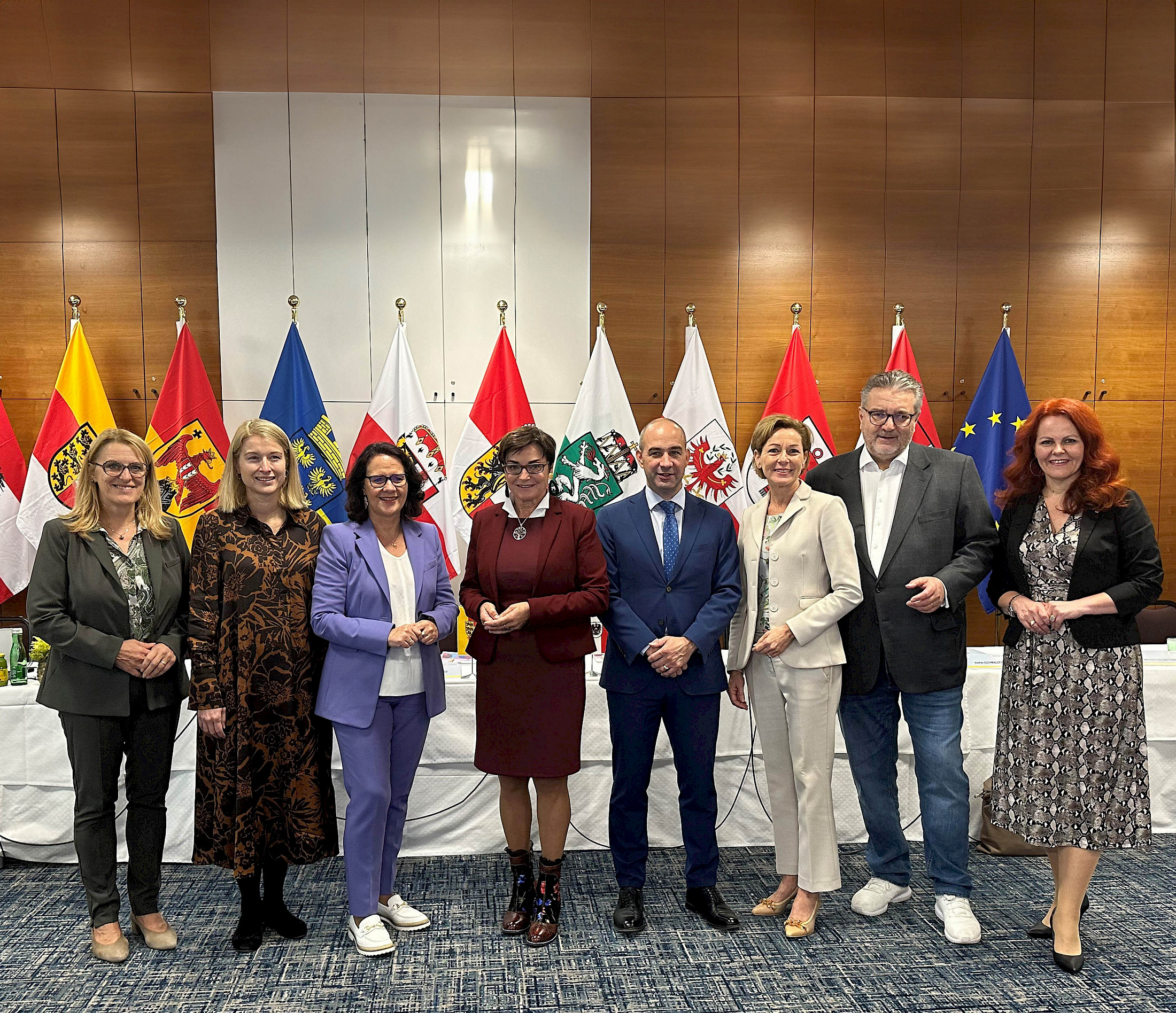 Bei der GesundheitsreferentInnenkonferenz in Kärnten (v.l.): LRin Ulrike Königsberger-Ludwig (Niederösterreich), LHStv Christine Haberlander (Oberösterreich), LRin Daniela Gutschi (Salzburg), LRin Beate Prettner (Kärnten), LR Christoph Luisser (Niederösterreich), LRin Martina Rüscher (Vorarlberg), Stadtrat Peter Hacker (Wien) und LRin Cornelia Hagele. © Land Tirol