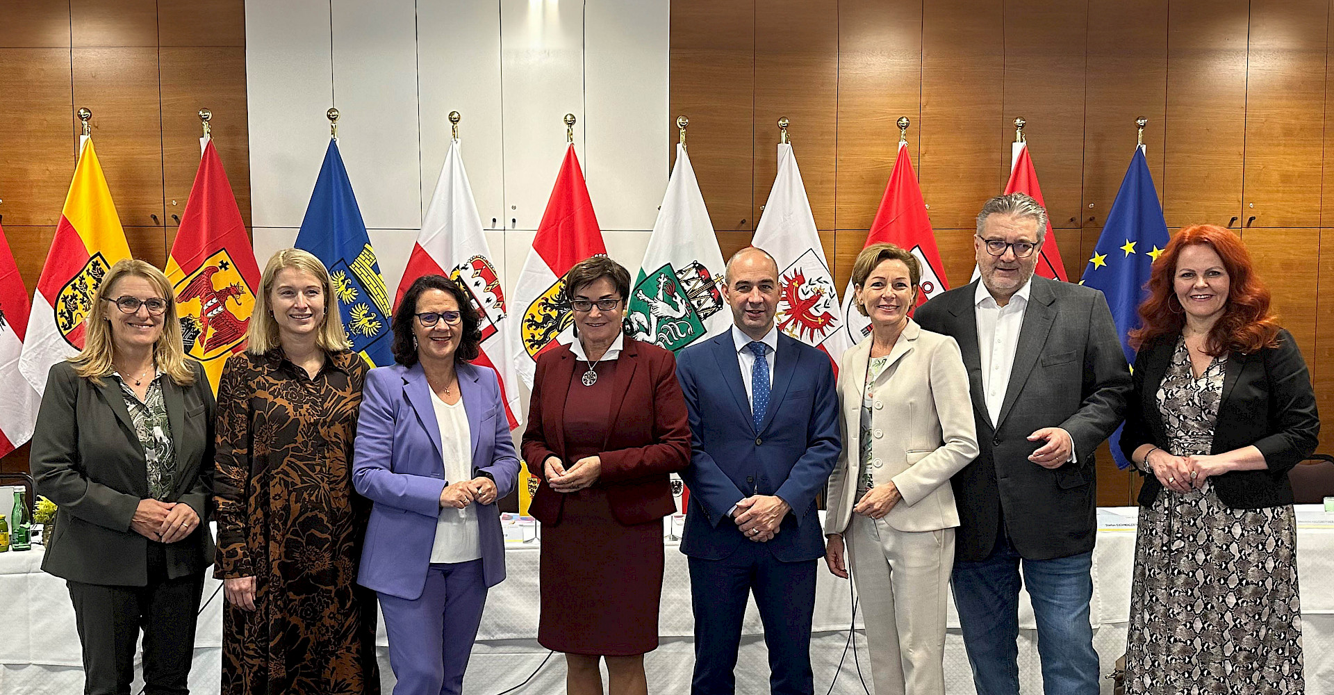 Bei der GesundheitsreferentInnenkonferenz in Kärnten (v.l.): LRin Ulrike Königsberger-Ludwig (Niederösterreich), LHStv Christine Haberlander (Oberösterreich), LRin Daniela Gutschi (Salzburg), LRin Beate Prettner (Kärnten), LR Christoph Luisser (Niederösterreich), LRin Martina Rüscher (Vorarlberg), Stadtrat Peter Hacker (Wien) und LRin Cornelia Hagele. © Land Tirol