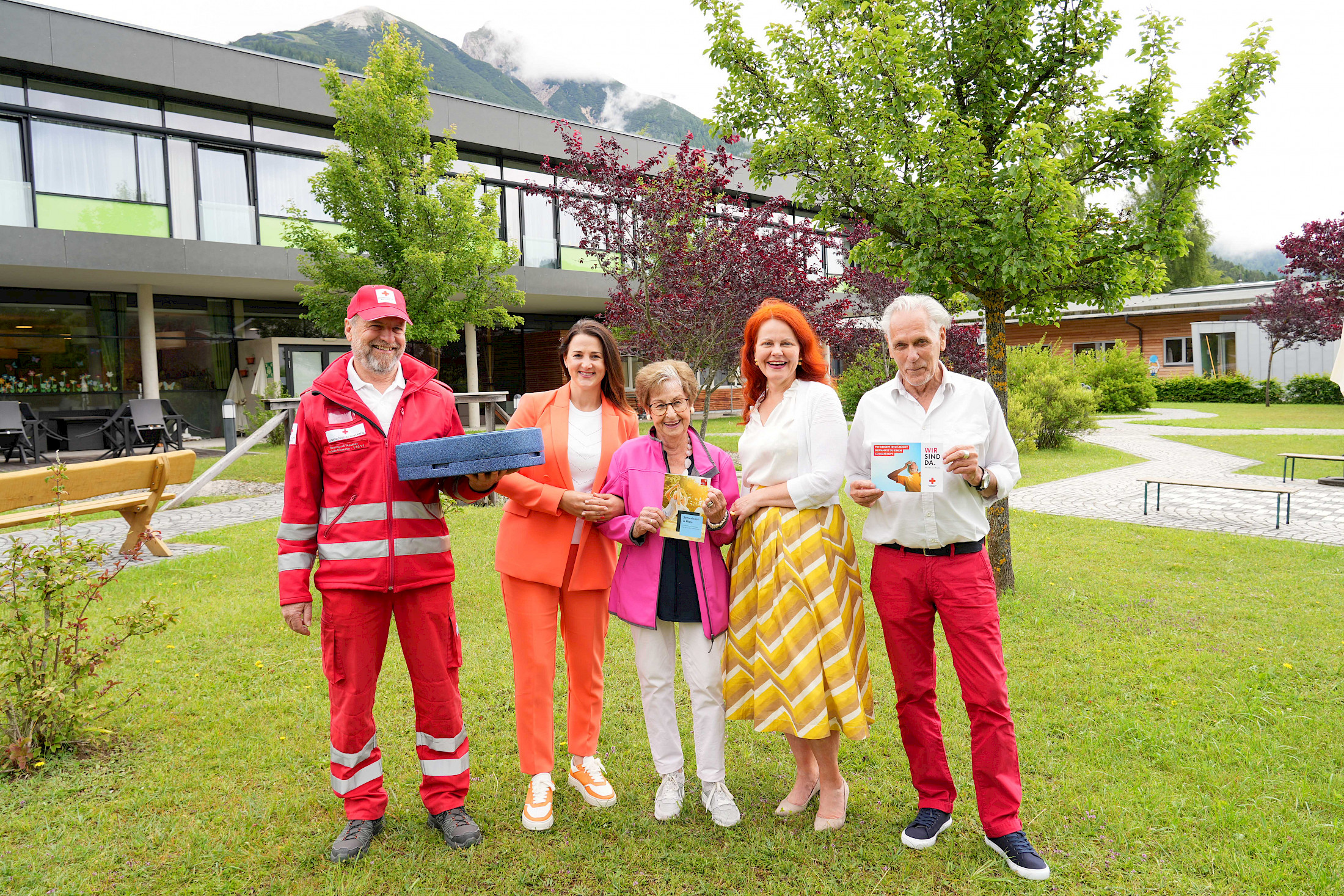 Verteilten gemeinsam die ersten Hitzeschutzbroschüren für SeniorInnen (v.l.): Bernhard Neuner (Mitarbeiter „Essen auf Rädern“), LRin Astrid Mair, Josefine Jamnig, LRin Cornelia Hagele und Günther Ennemoser (Präsident Rotes Kreuz Tirol).© Land Tirol/Krepper