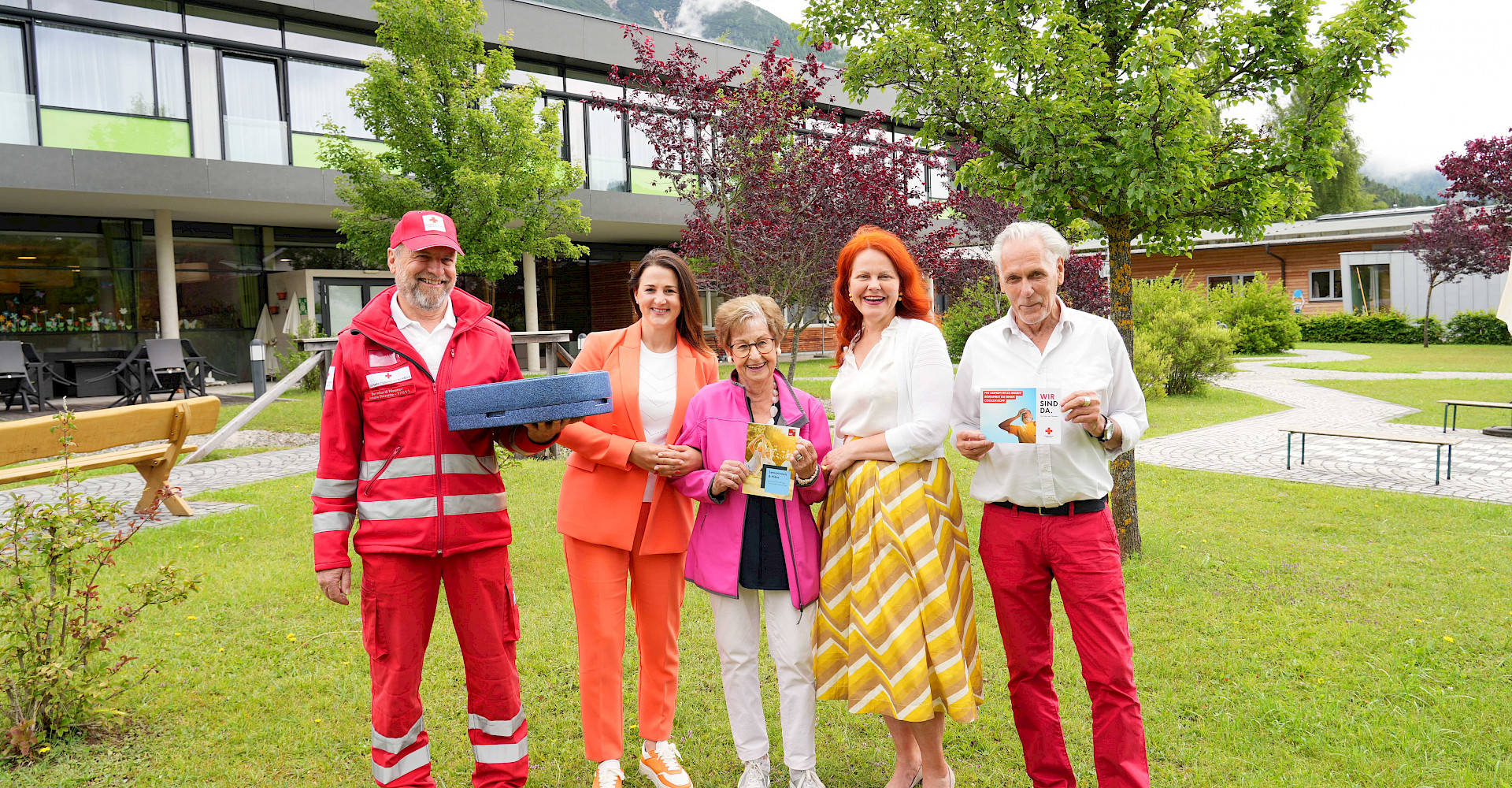 Verteilten gemeinsam die ersten Hitzeschutzbroschüren für SeniorInnen (v.l.): Bernhard Neuner (Mitarbeiter „Essen auf Rädern“), LRin Astrid Mair, Josefine Jamnig, LRin Cornelia Hagele und Günther Ennemoser (Präsident Rotes Kreuz Tirol).© Land Tirol/Krepper