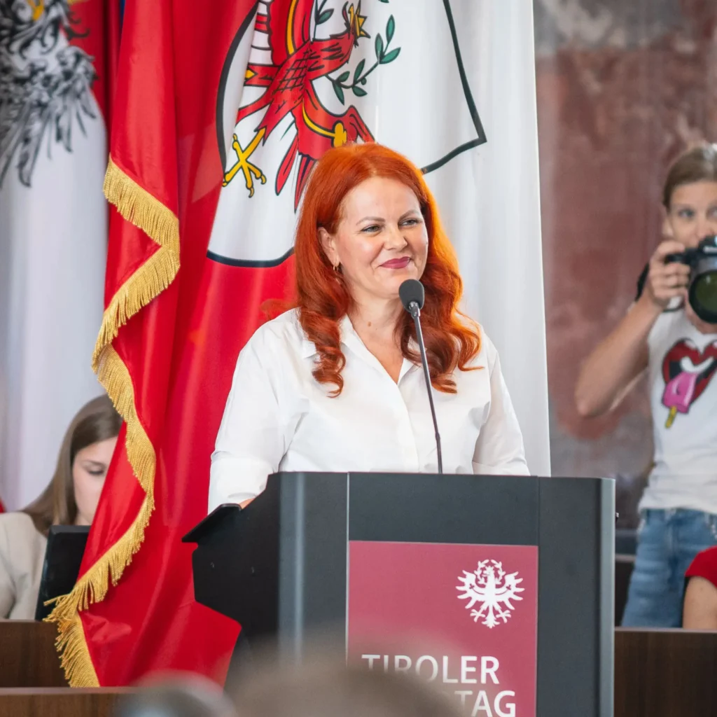 Landesrätin Cornelia Hagele spricht am Rednerpult im Tiroler Landtag.